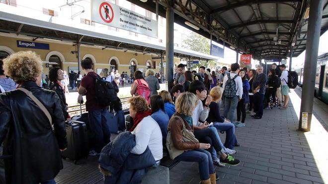 Passaggio a livello danneggiato, treni in tilt