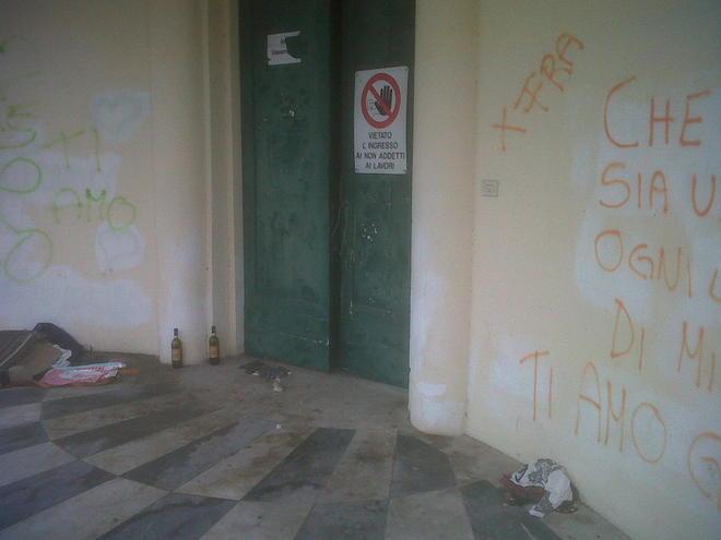 Degrado e sporcizia all’ex liceo Chini 