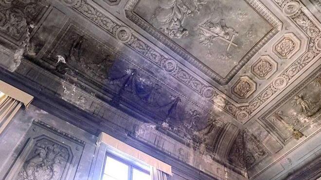 Piove di nuovo nella chiesa dei Cavalieri