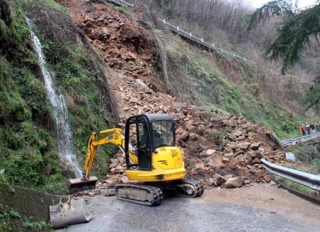 Ripulita la via della Lizza Solo a piedi si torna a casa