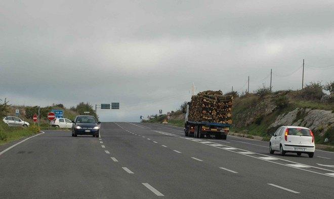 Camion perde il rimorchio, traffico in tilt