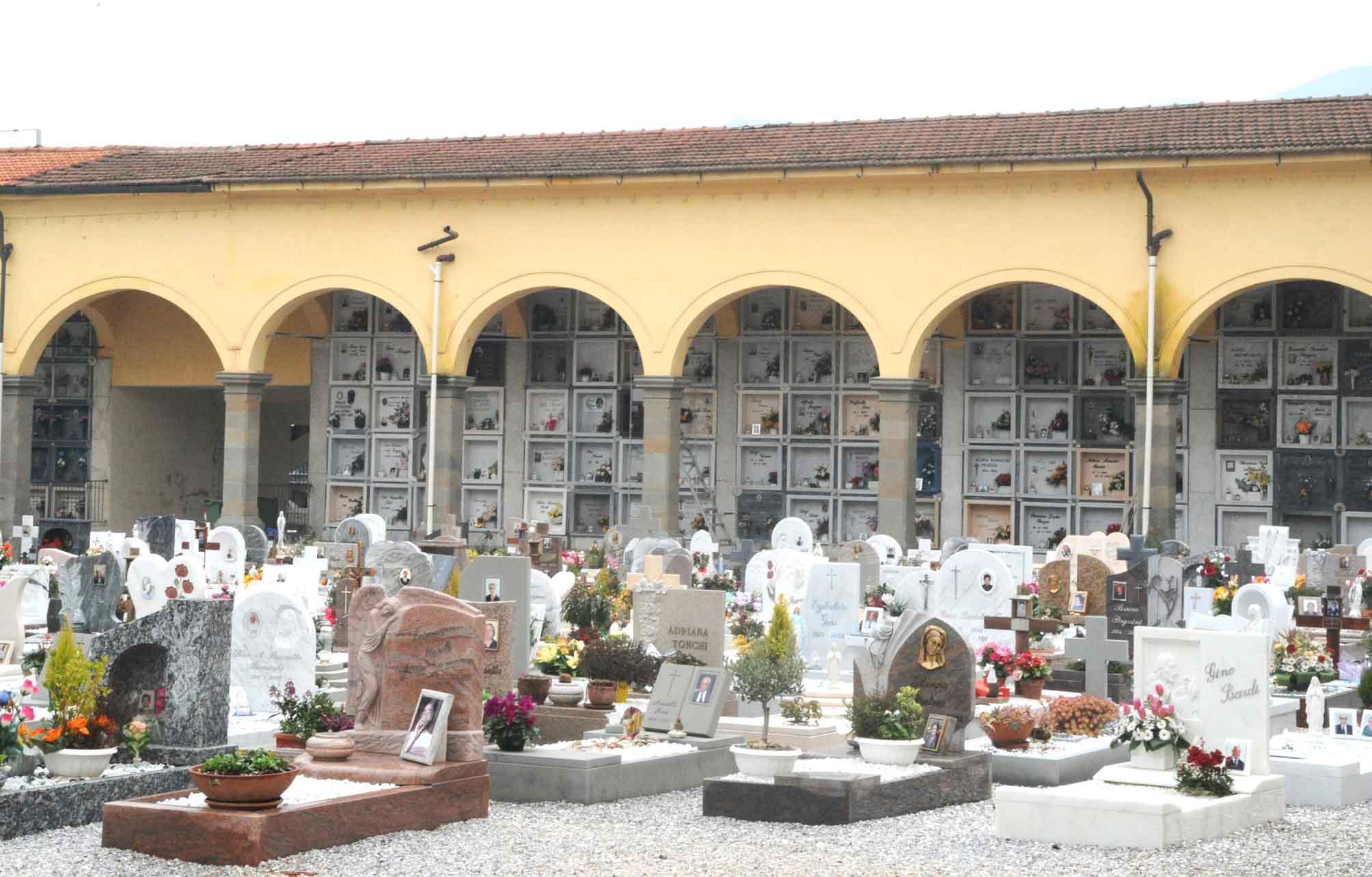 Al cimitero manca la buca dove seppellire il morto 