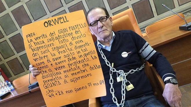 Mannini si incatena in consiglio comunale alla sedia del sindaco