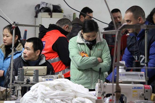 La denuncia di un operaio cinese: «Perché ci odiate? Vogliamo rispetto» 