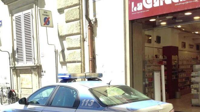 Rubano profumi alla Gardenia
