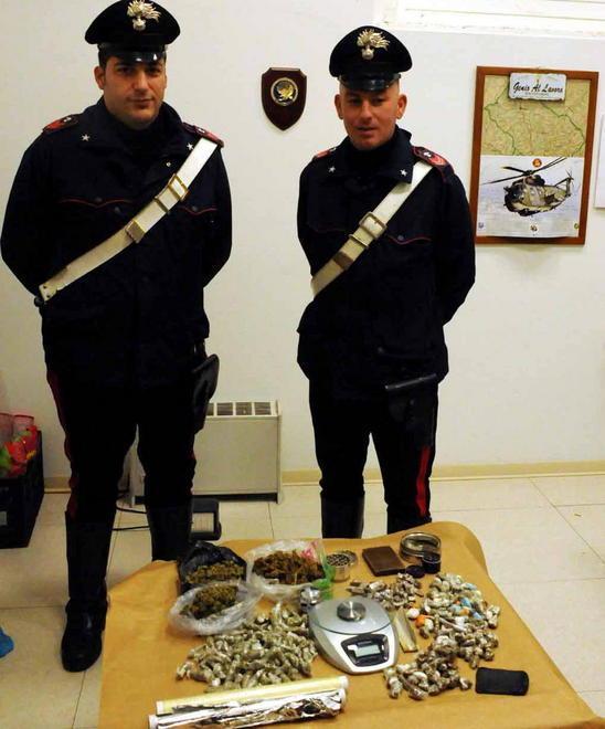 Allarme droga in classe Controlli davanti i cancelli 