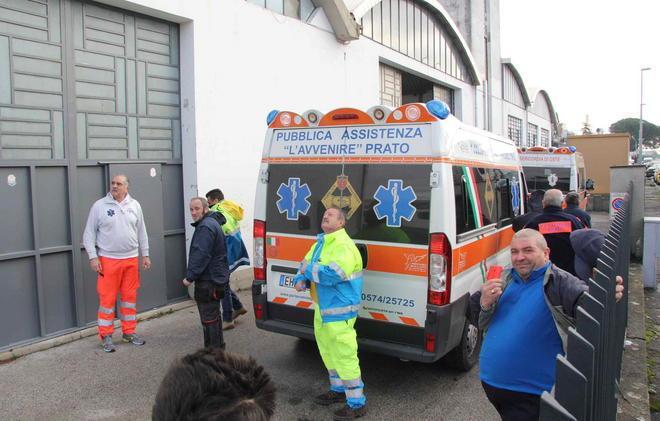Cade da una scala mentre lavora: grave elettricista