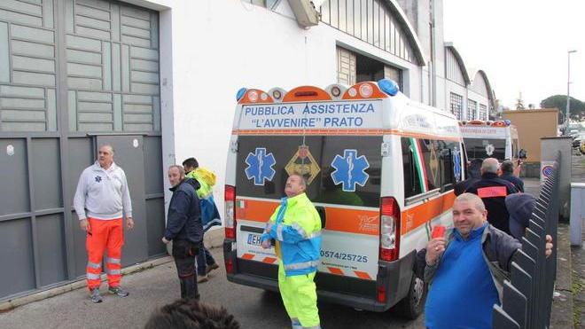 Cade da una scala mentre lavora: grave elettricista