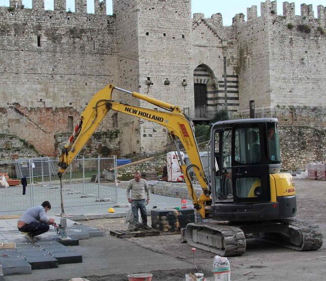 Ripartiti i lavori sotto il Castello