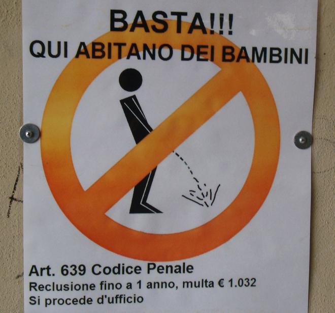 Il residente esasperato affigge il “divieto di pipì” 