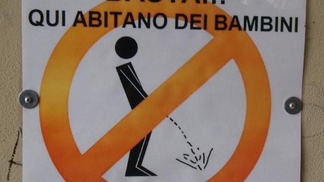 Il residente esasperato affigge il “divieto di pipì”