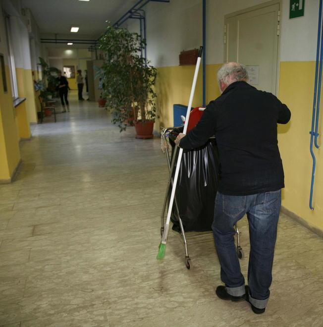 Tagli a pulizie e sorveglianza Le scuole piombano nel caos 