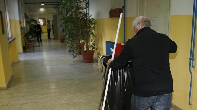 Tagli a pulizie e sorveglianza Le scuole piombano nel caos