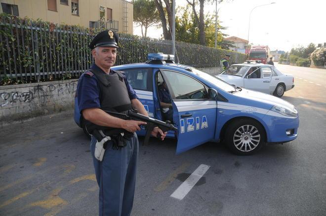 Acquistano merce con assegni scoperti: due arresti 