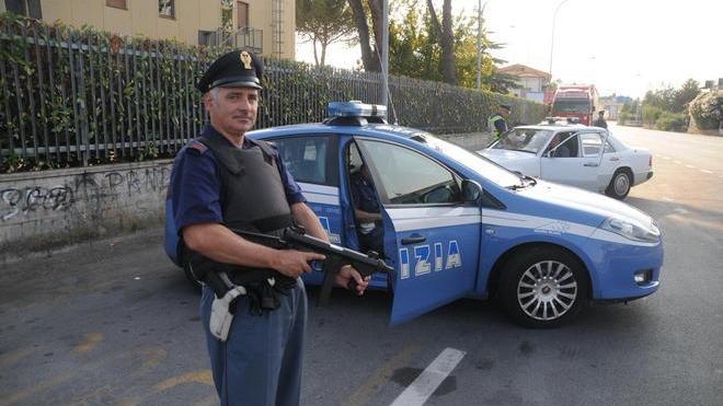 Acquistano merce con assegni scoperti: due arresti