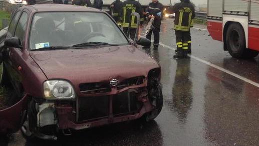 Sbanda in auto e sbatte contro un camion, è grave