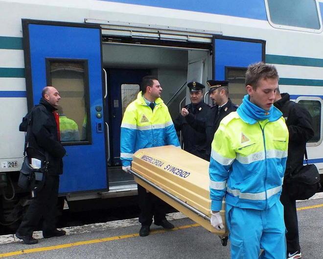 Cadavere di un uomo trovato a bordo di un treno in sosta 