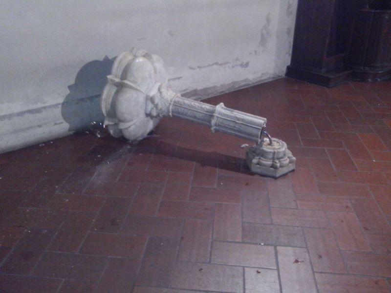 Entra in chiesa e spacca l’acquasantiera del 1900 