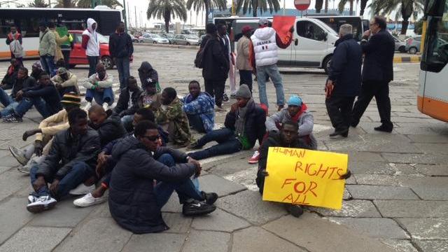 Sit-in degli ospiti del Cpa di Elmas, traffico in tilt a Cagliari 
