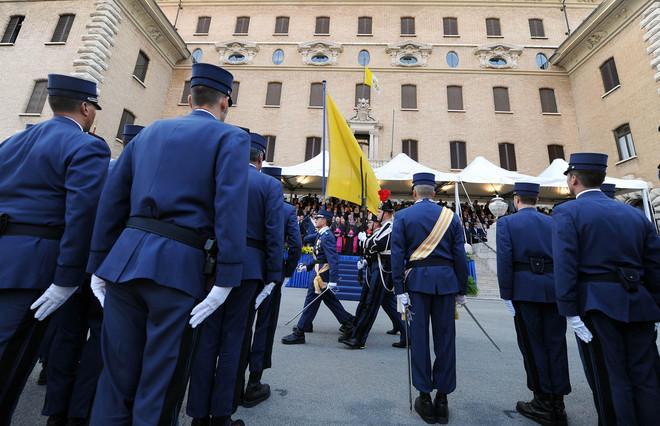 Minaccia il suicidio in Vaticano, salvata dal vescovo Cetoloni 