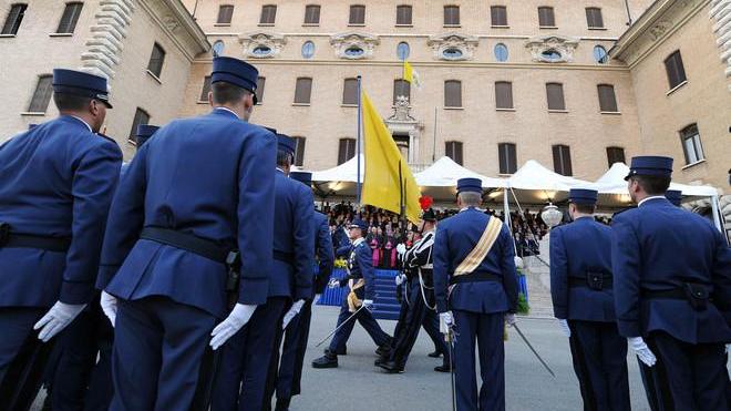 Minaccia il suicidio in Vaticano, salvata dal vescovo Cetoloni