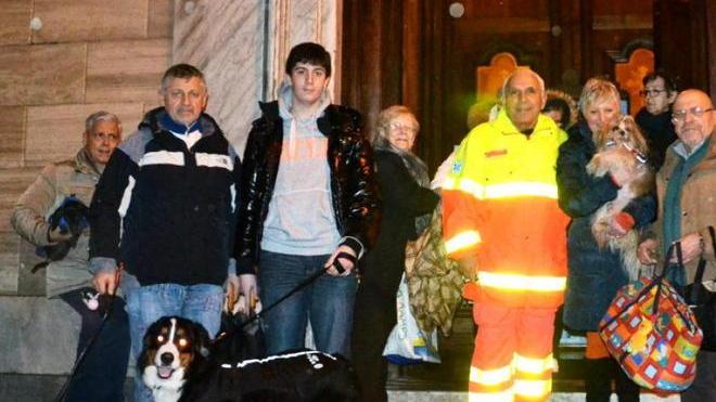Cani, gatti e canarini in chiesa: il parroco benedice gli animali