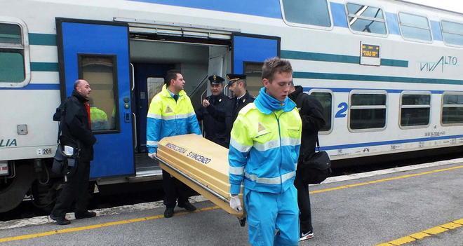 Muore sul treno per overdose 
