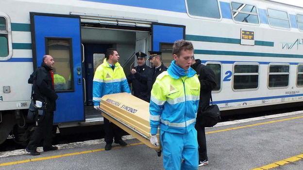 Muore sul treno per overdose