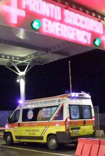 Si frattura le gambe nell’urto contro auto