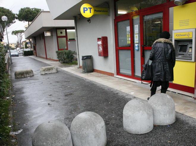 Colpo da 60mila euro alle poste di via dei Lecci 
