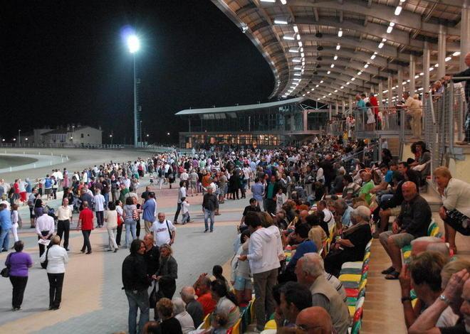 Ora l’ippodromo resta anche al buio 