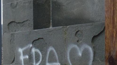 Vandalismi sul Ponte delle Catene