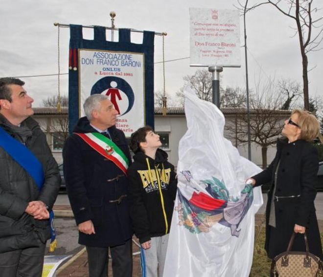 Parcheggio intitolato a don Baroni 