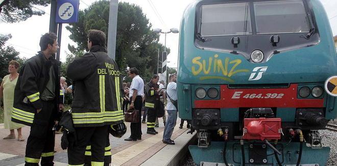 Investito dal treno mentre attraversa i binari con la bici 