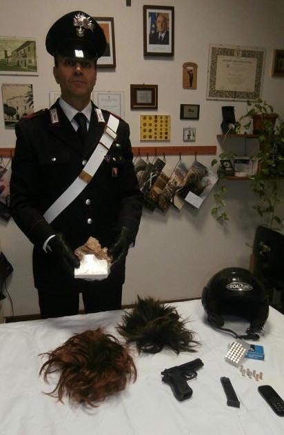 Coca in auto, arma e parrucca a casa 
