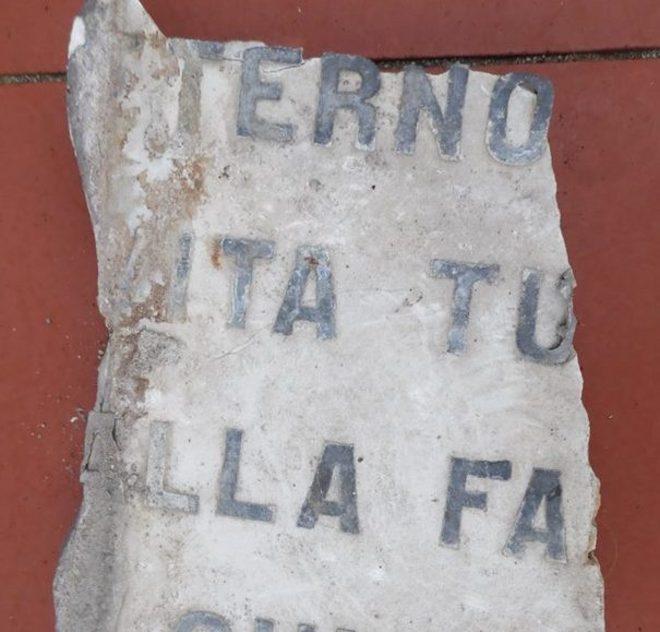 Rifiuti, escrementi e...lapidi