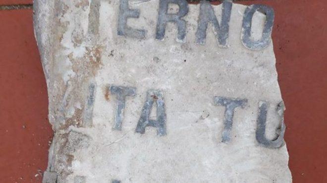 Rifiuti, escrementi e...lapidi