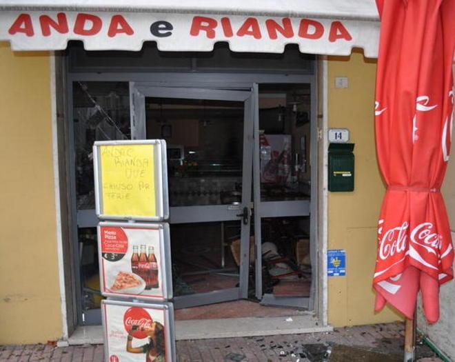 Auto sfonda la porta a vetri di una pizzeria del centro