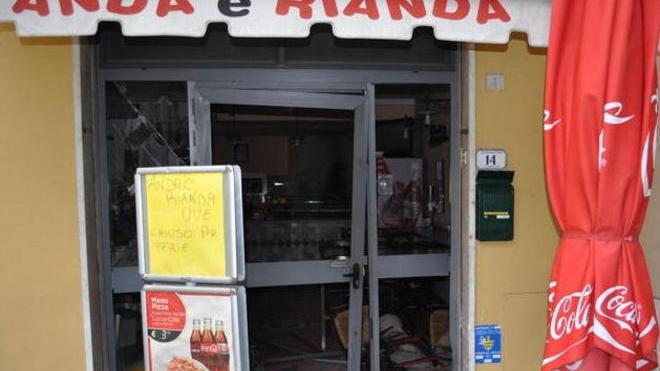 Auto sfonda la porta a vetri di una pizzeria del centro