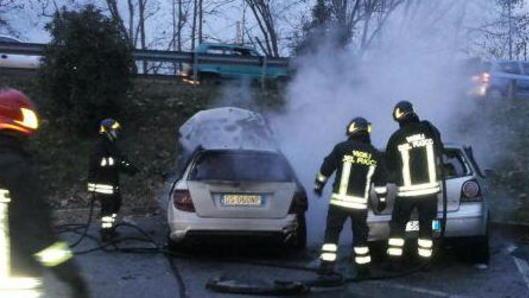 A fuoco due auto una a gas metano Momenti di paura