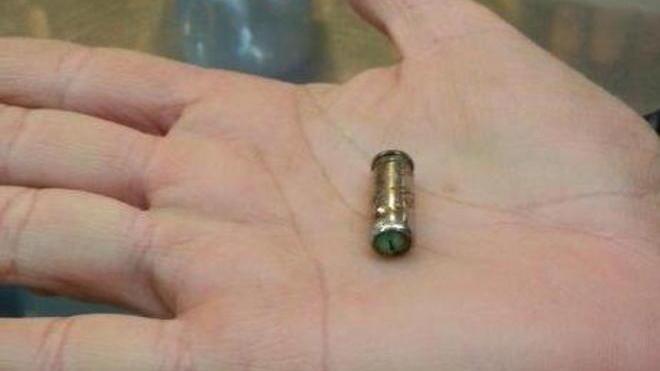 Bossoli abbandonati vicino a un cestino scatta l’allarme