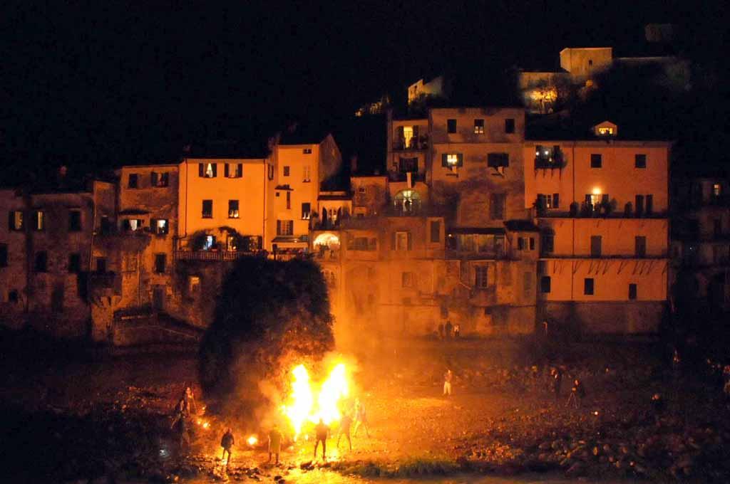Pontremoli: San Nicola e la disfida dei falò 