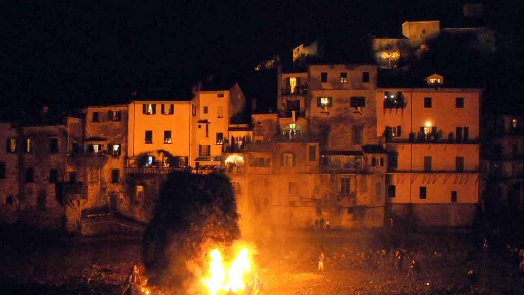 Pontremoli: San Nicola e la disfida dei falò