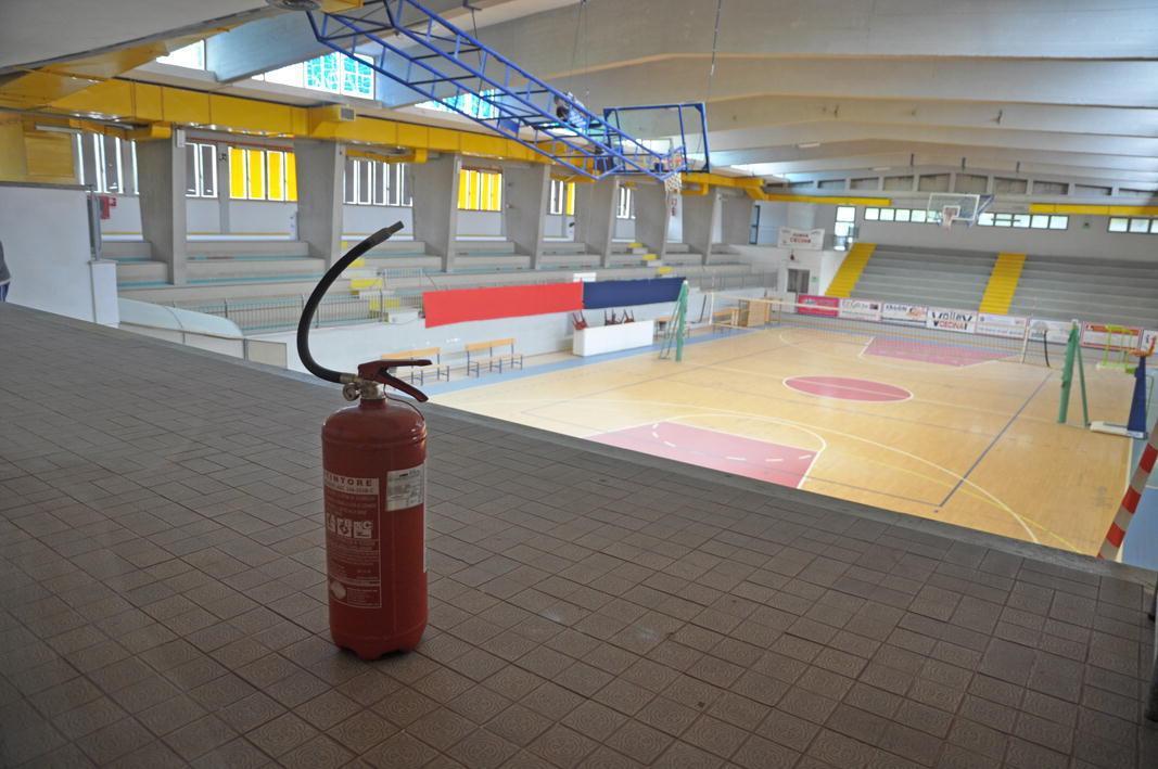 Schiuma di un estintore Danni al parquet del palasport 