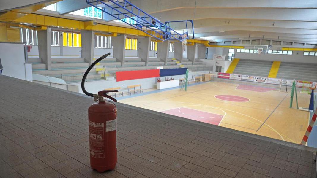 Schiuma di un estintore Danni al parquet del palasport