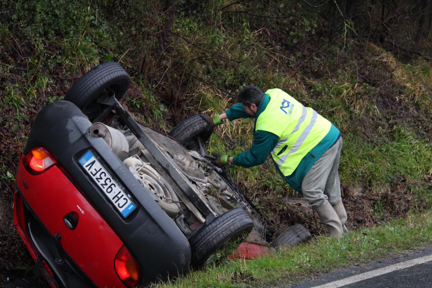 Auto si ribalta, due i feriti 