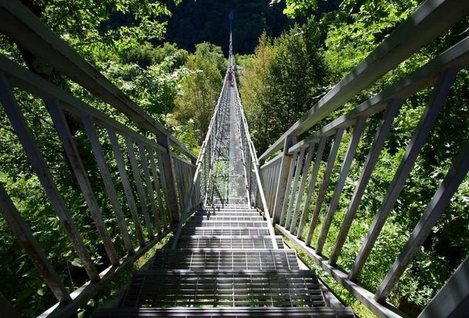 Si accende l’illuminazione del Ponte sospeso 