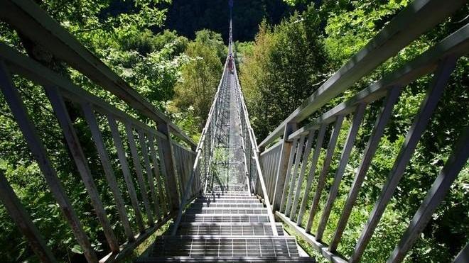 Si accende l’illuminazione del Ponte sospeso