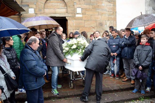 Lacrime senza fine per l'addio a Valeria