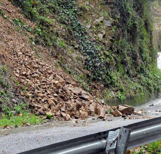 Maltempo, ancora una frana: 15 famiglie isolate
